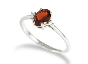 Inel din argint cu Granat 7x5mm