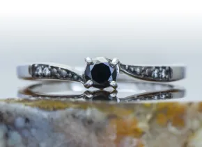 Inel cu Diamant Negru