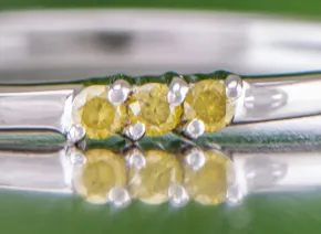Inel Elegant cu Diamante Galbene